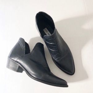 Steve Madden Split V Black Ankle Booties. 7.5